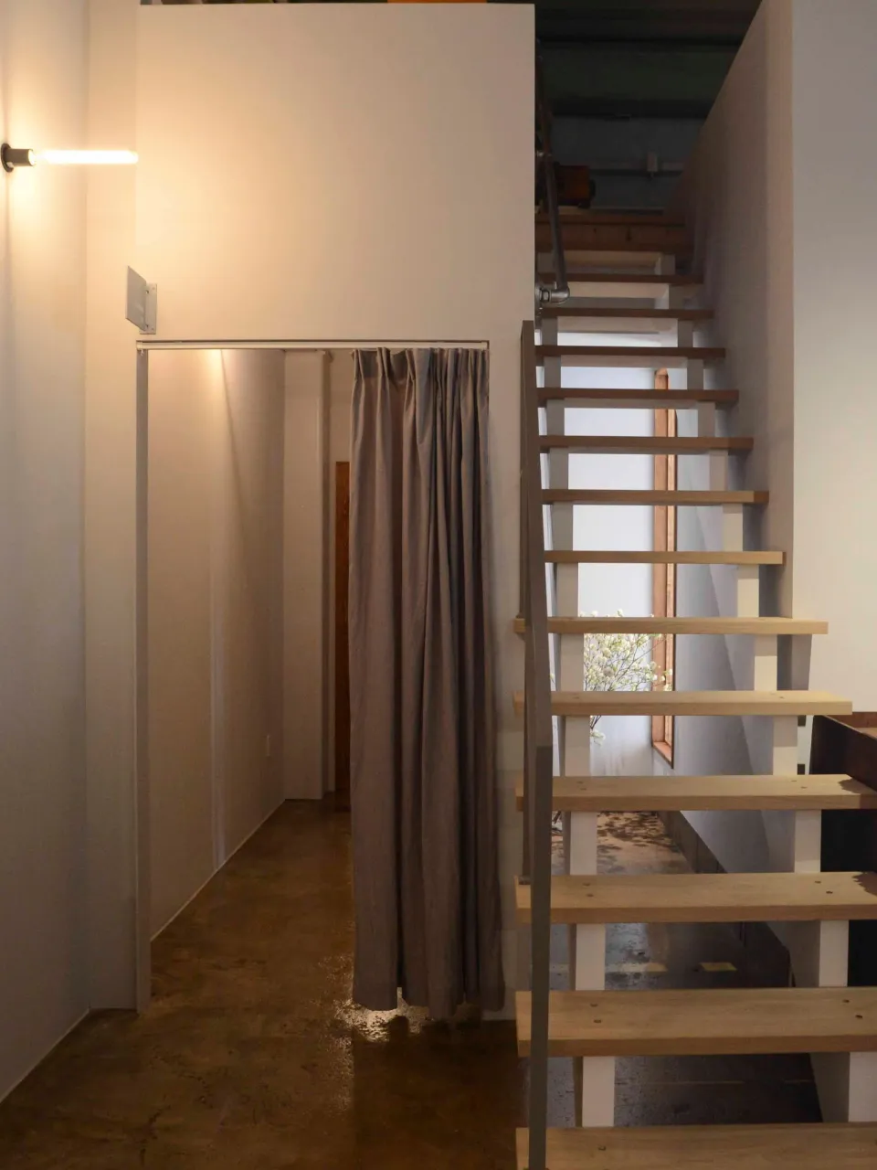 2回に上がることのできる階段